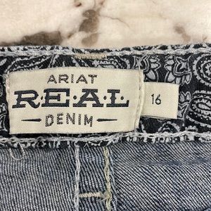 Ariat 16 girls trouser hem. Soft and comfy. Light use. Lots of life left.